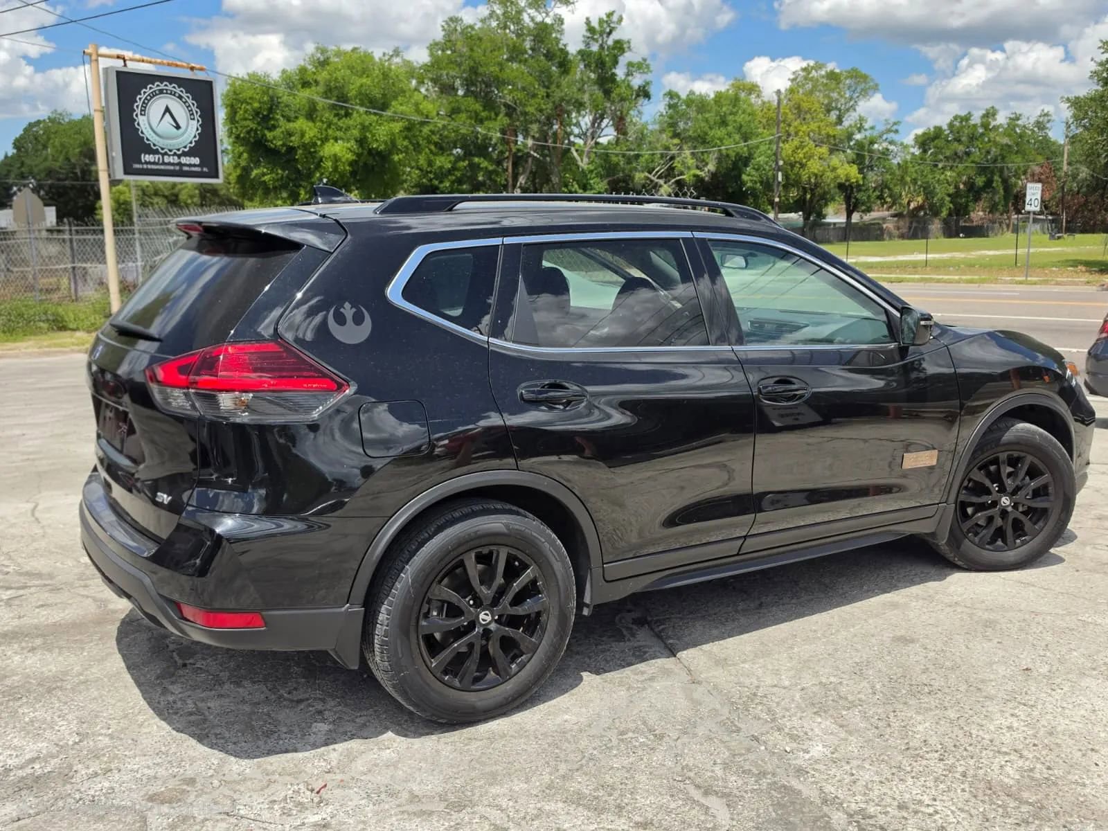 Used 2017 Nissan Rogue SV FWD image 8