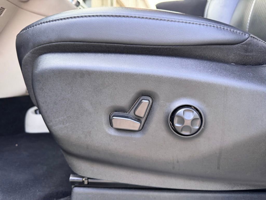 Used 2024 Chrysler Pacifica Limited FWD image 8