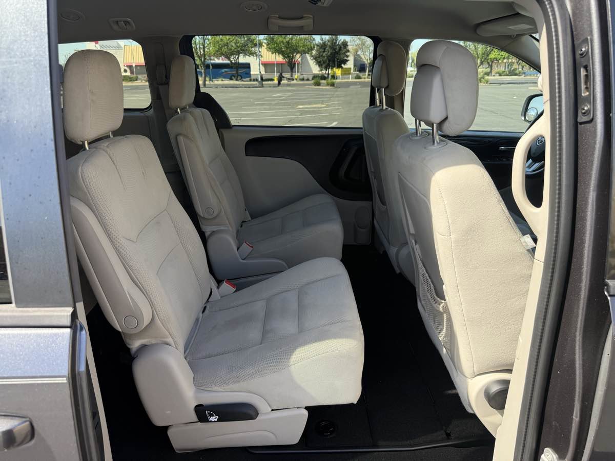 Used 2016 Dodge Grand Caravan SXT w/ UConnect Hands-Free Group image 19