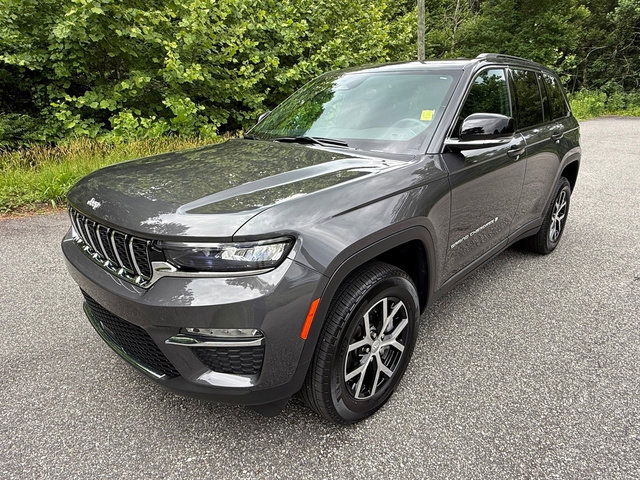 Used 2024 Jeep Grand Cherokee Limited AWD/4WD image 2