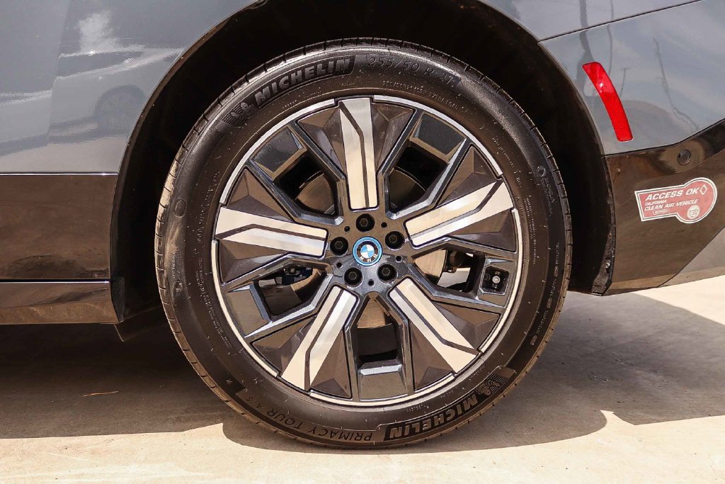 Used 2024 BMW iX xDrive50 w/ Sport Package AWD/4WD image 12
