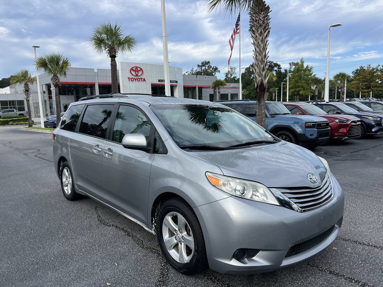 Used 2015 Toyota Sienna LE FWD image 2