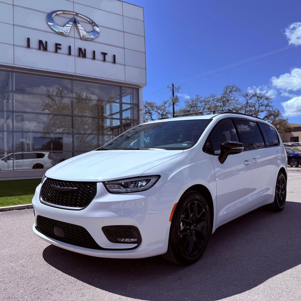 Used 2025 Chrysler Pacifica Limited image 1