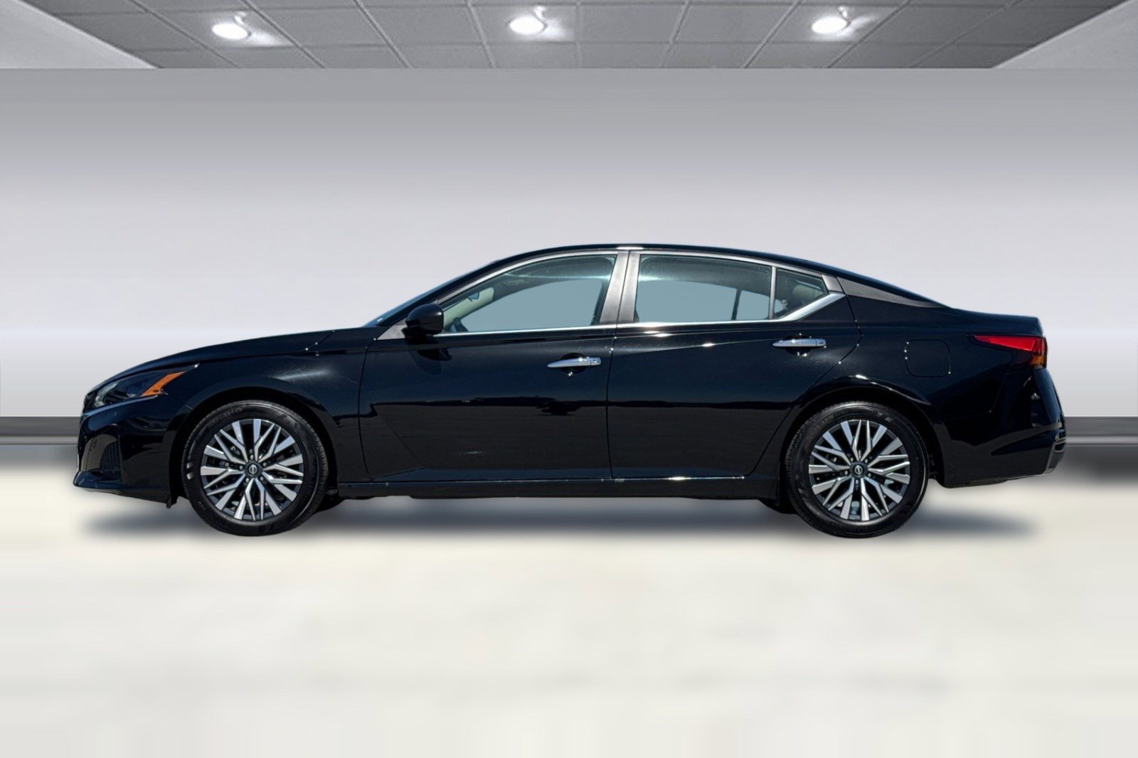 Used 2025 Nissan Altima 2.5 SV FWD image 6