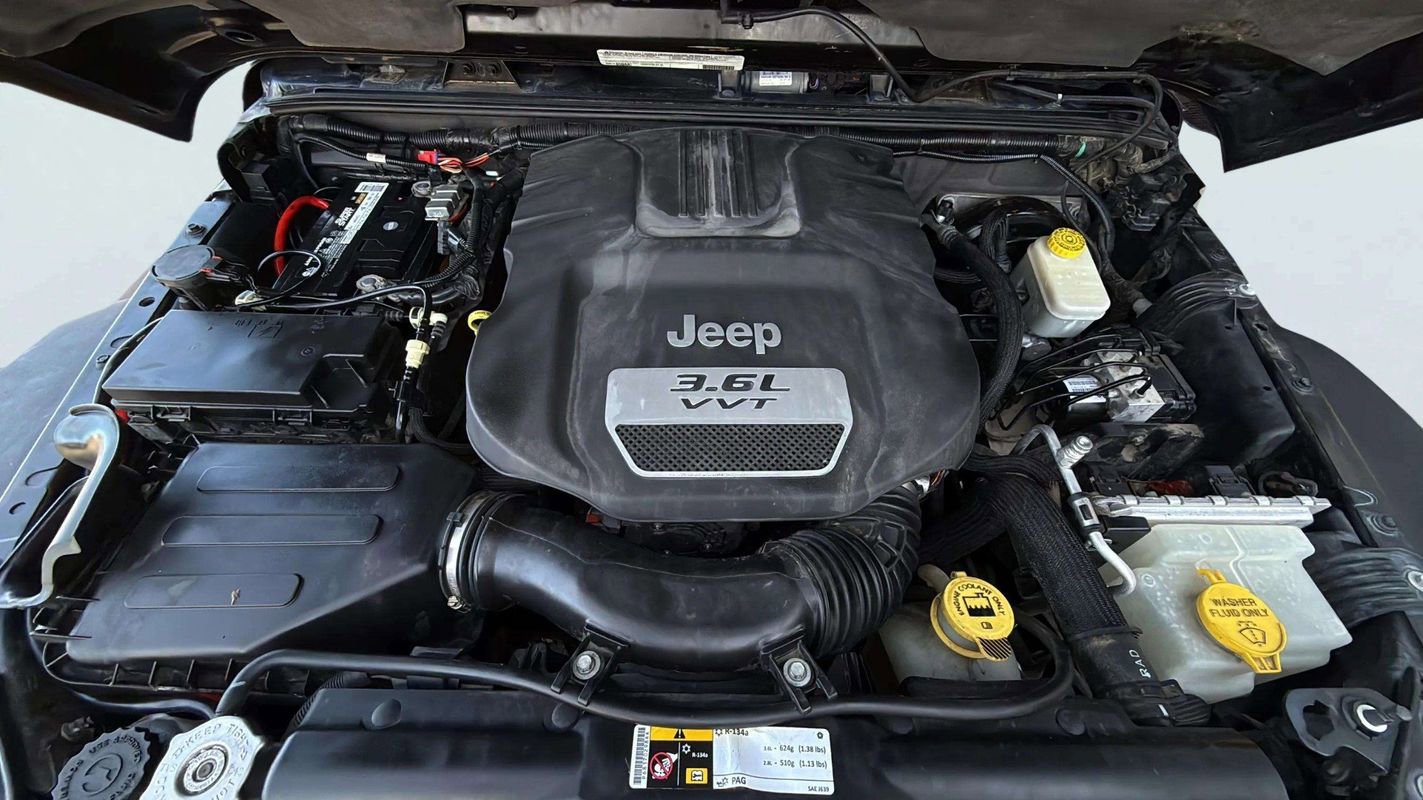 Used 2012 Jeep Wrangler Unlimited Rubicon w/ Connectivity Group image 20