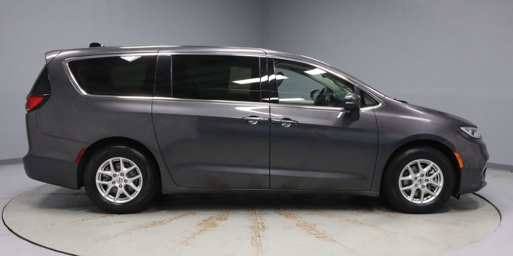 Used 2023 Chrysler Pacifica Touring-L FWD image 11