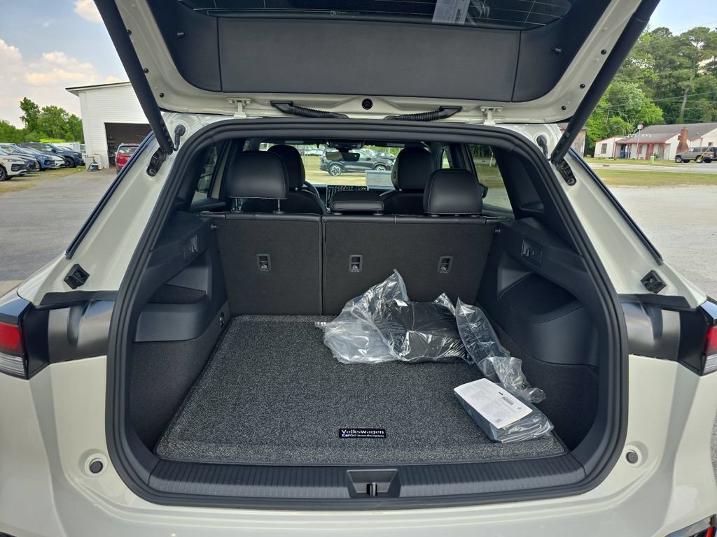 New 2026 Volkswagen Tiguan SE R-Line AWD/4WD image 11
