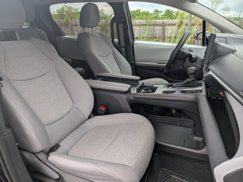 Used 2025 Toyota Sienna LE w/ LE Plus Package FWD image 31