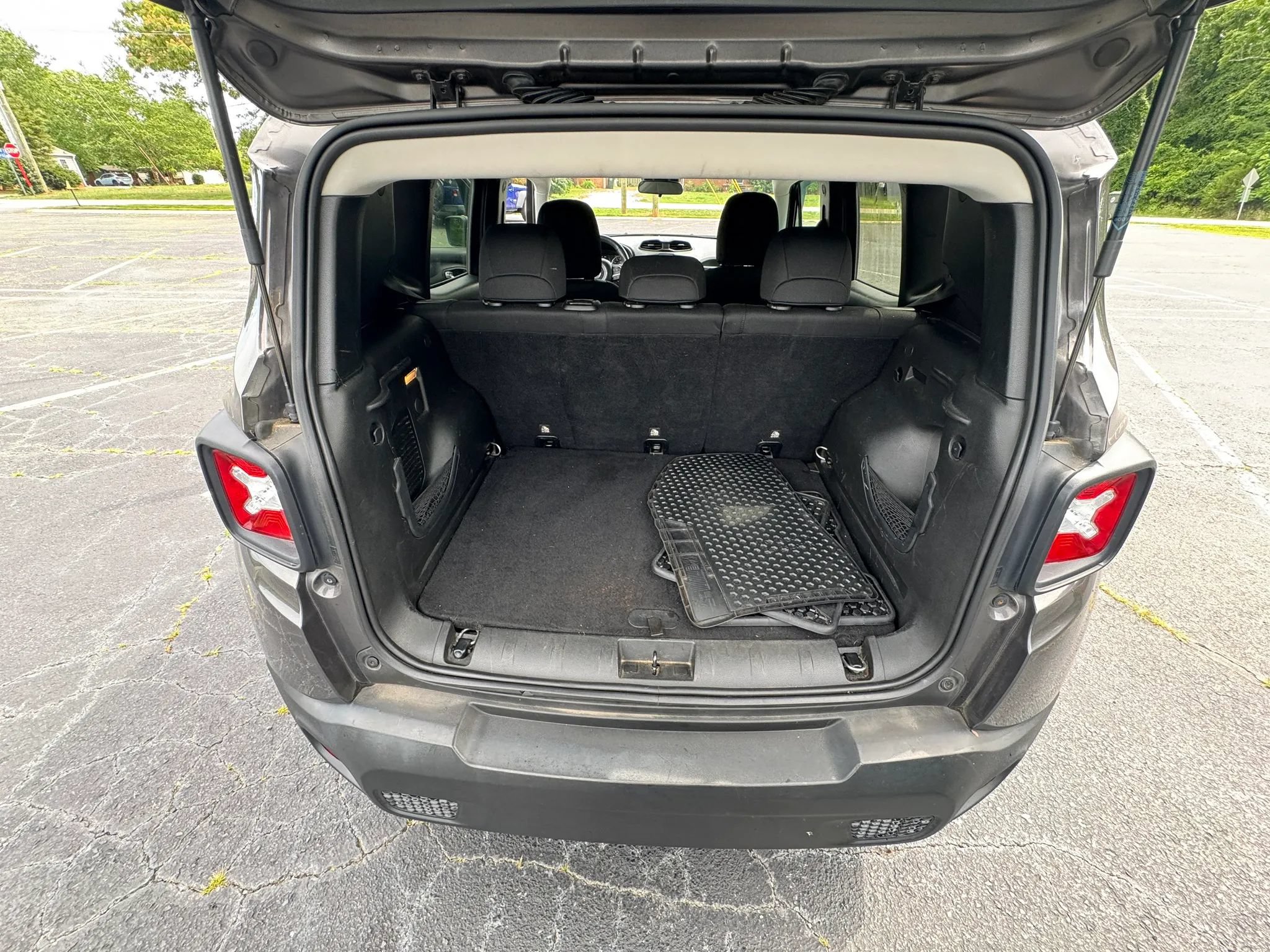 Used 2018 Jeep Renegade Latitude w/ Cold Weather Group AWD/4WD image 13