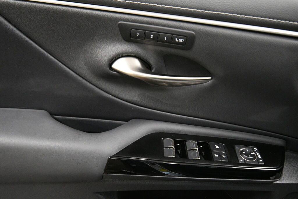 Used 2024 Lexus ES 350 w/ Premium Package image 11