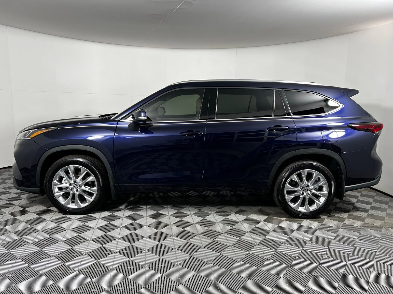 Certified 2025 Toyota Highlander Limited image 8