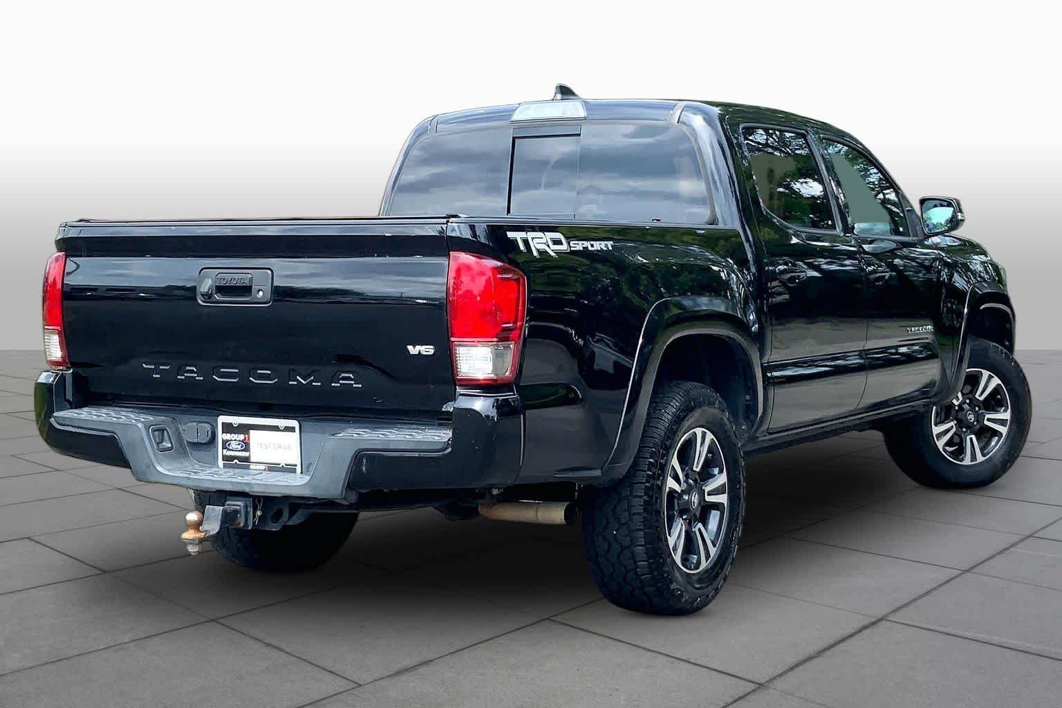 Used 2017 Toyota Tacoma TRD Sport w/ Tow Package RWD image 13