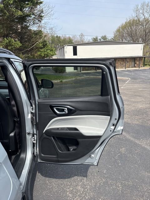 Used 2025 Jeep Compass Limited image 24