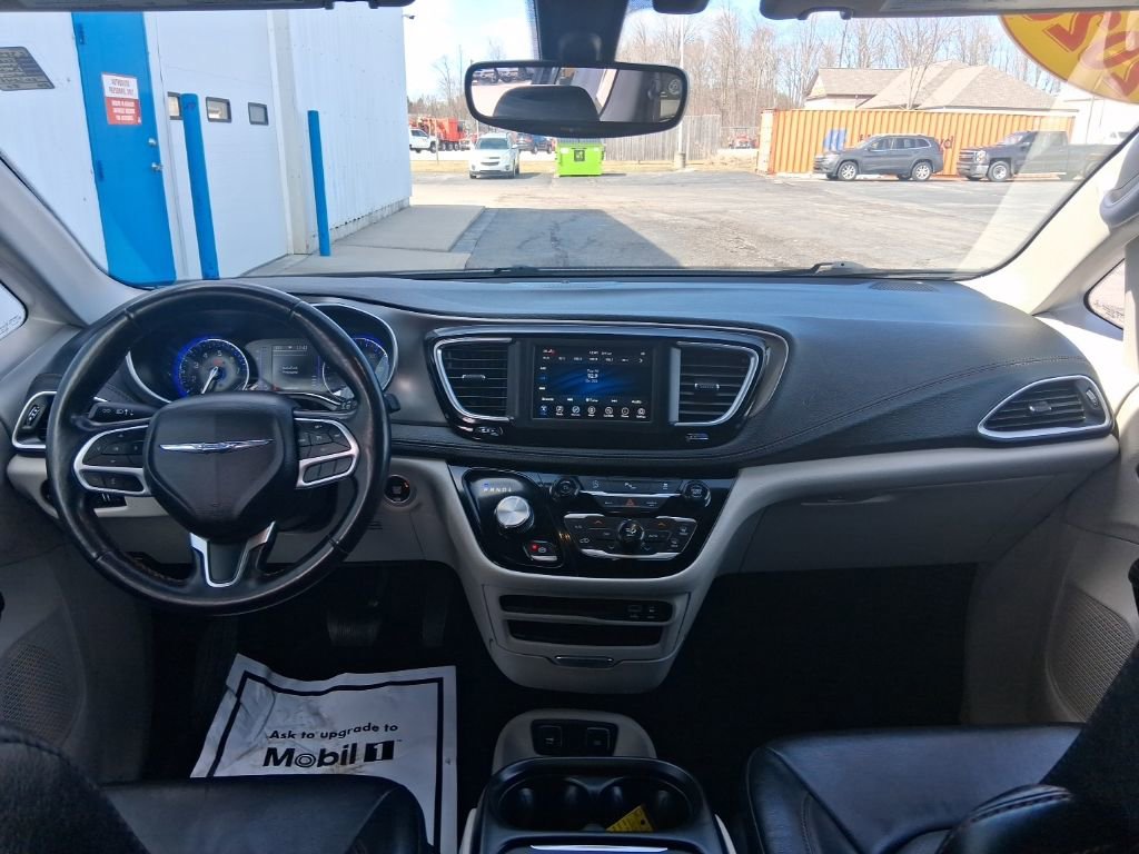 Used 2020 Chrysler Pacifica Touring-L FWD image 20