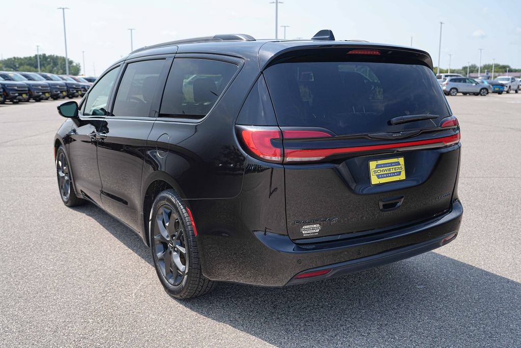 Used 2025 Chrysler Pacifica Limited FWD image 8