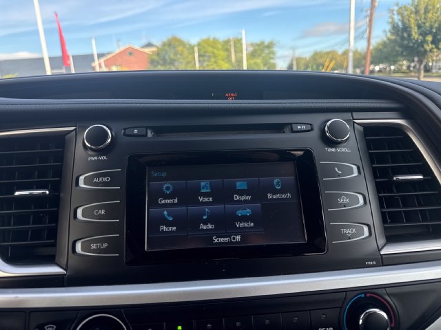 Used 2019 Toyota Highlander LE AWD/4WD image 19