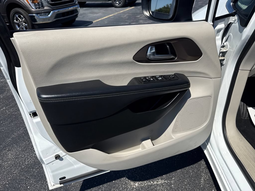 Used 2023 Chrysler Voyager LX FWD image 22