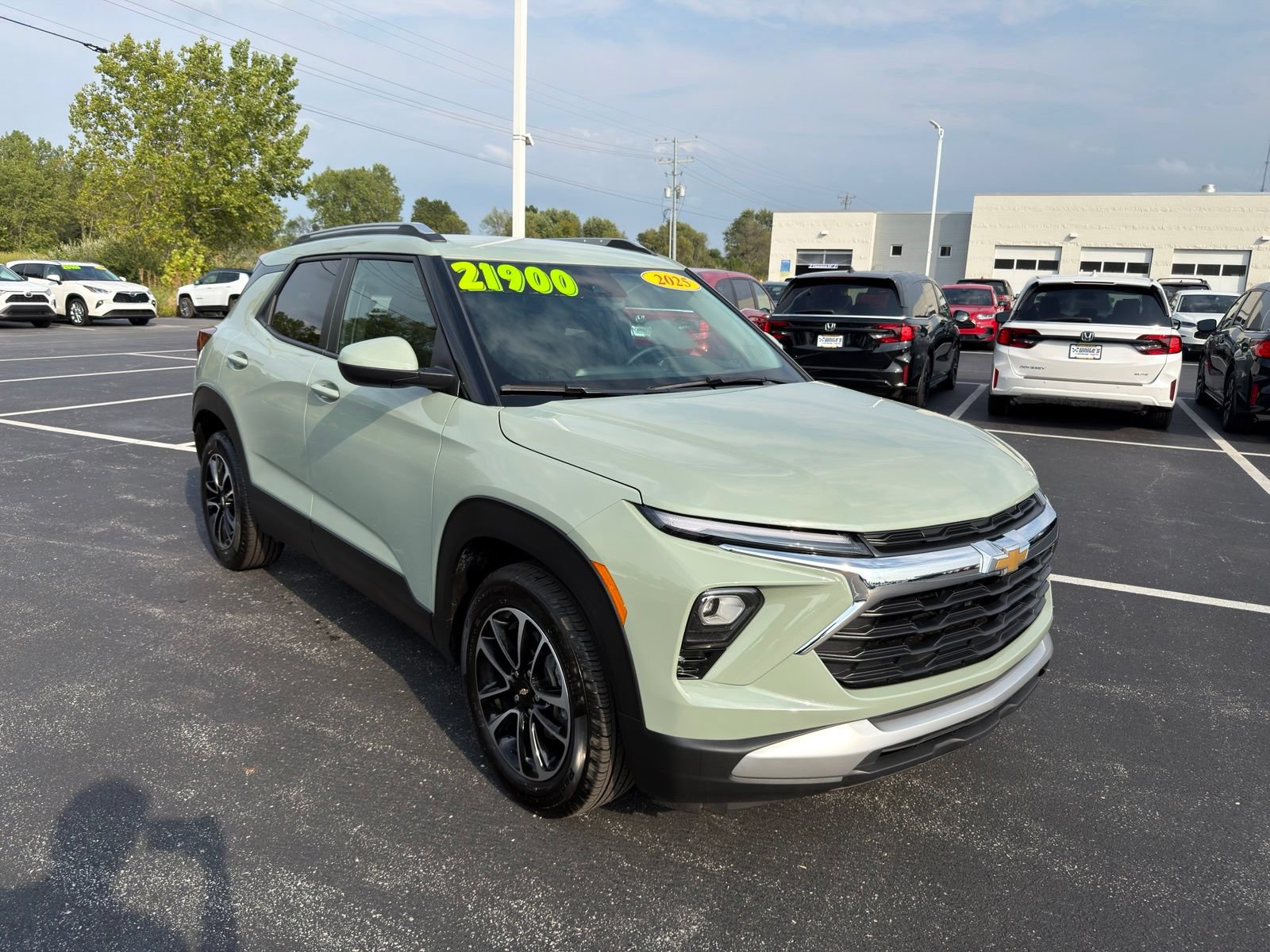 Used 2025 Chevrolet TrailBlazer LT w/ LT Cold Weather Package FWD image 9