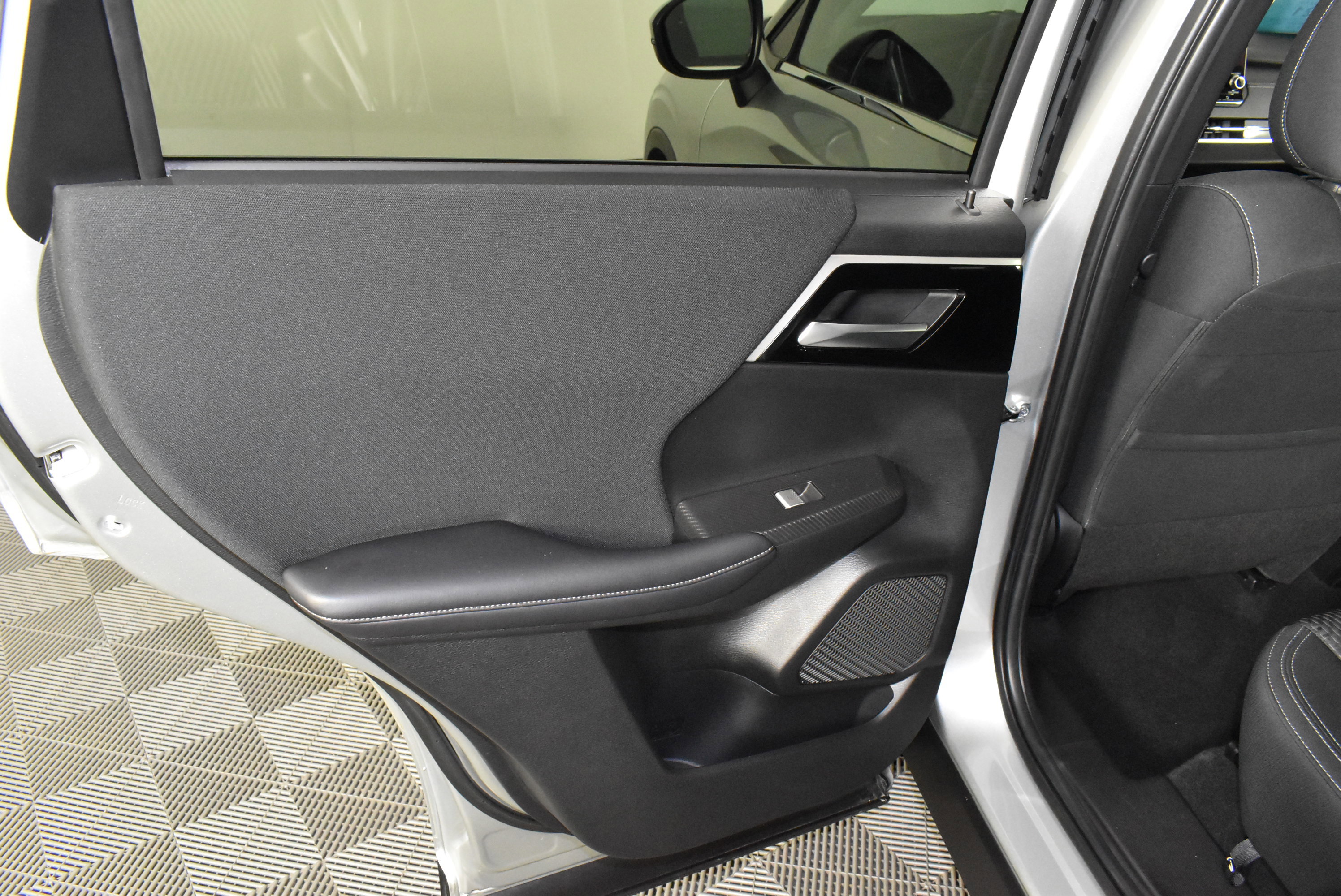 Used 2024 Mitsubishi Outlander ES image 46