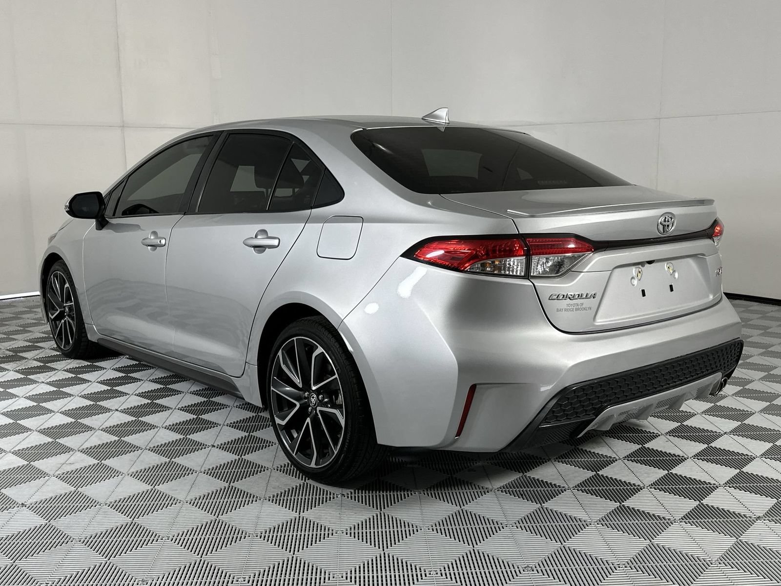 Used 2022 Toyota Corolla SE w/ Carpet Mat Package (TMS) FWD image 6