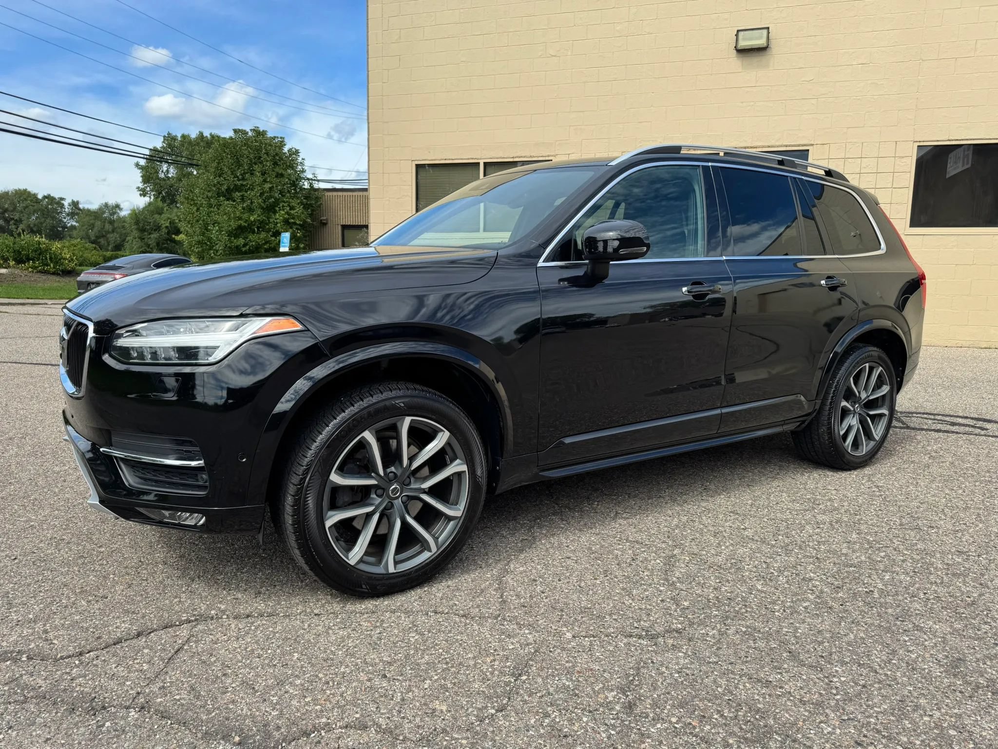 Used 2018 Volvo XC90 T6 Momentum w/ Convenience Package AWD/4WD image 4