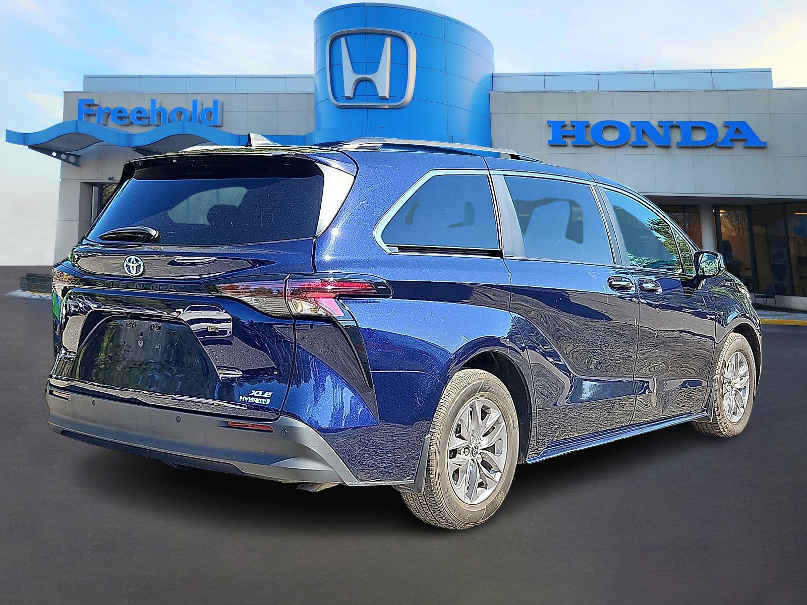 Used 2023 Toyota Sienna XLE image 7