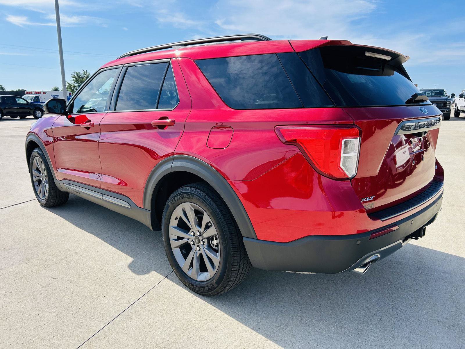 Used 2024 Ford Explorer XLT w/ Equipment Group 202A AWD/4WD image 37