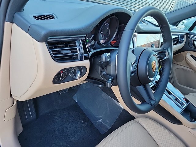 Used 2025 Porsche Macan image 30