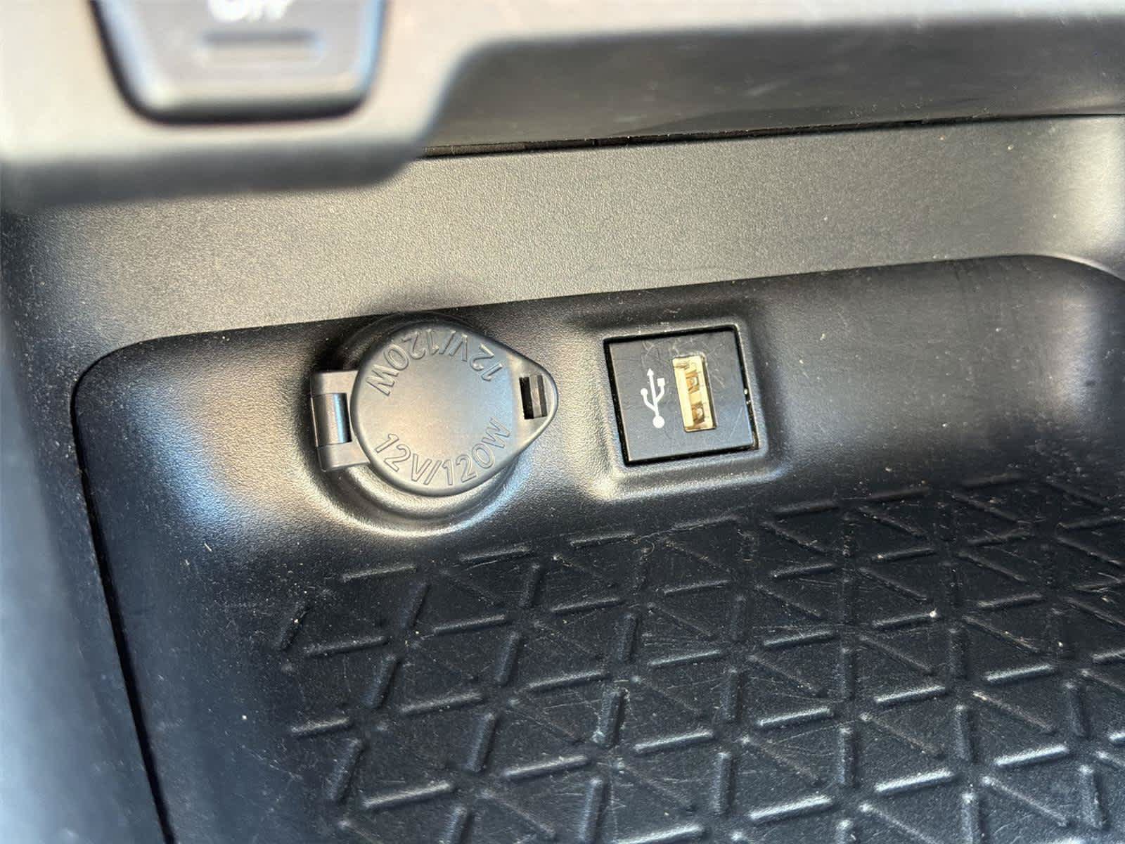 Used 2025 Toyota RAV4 XLE FWD image 36