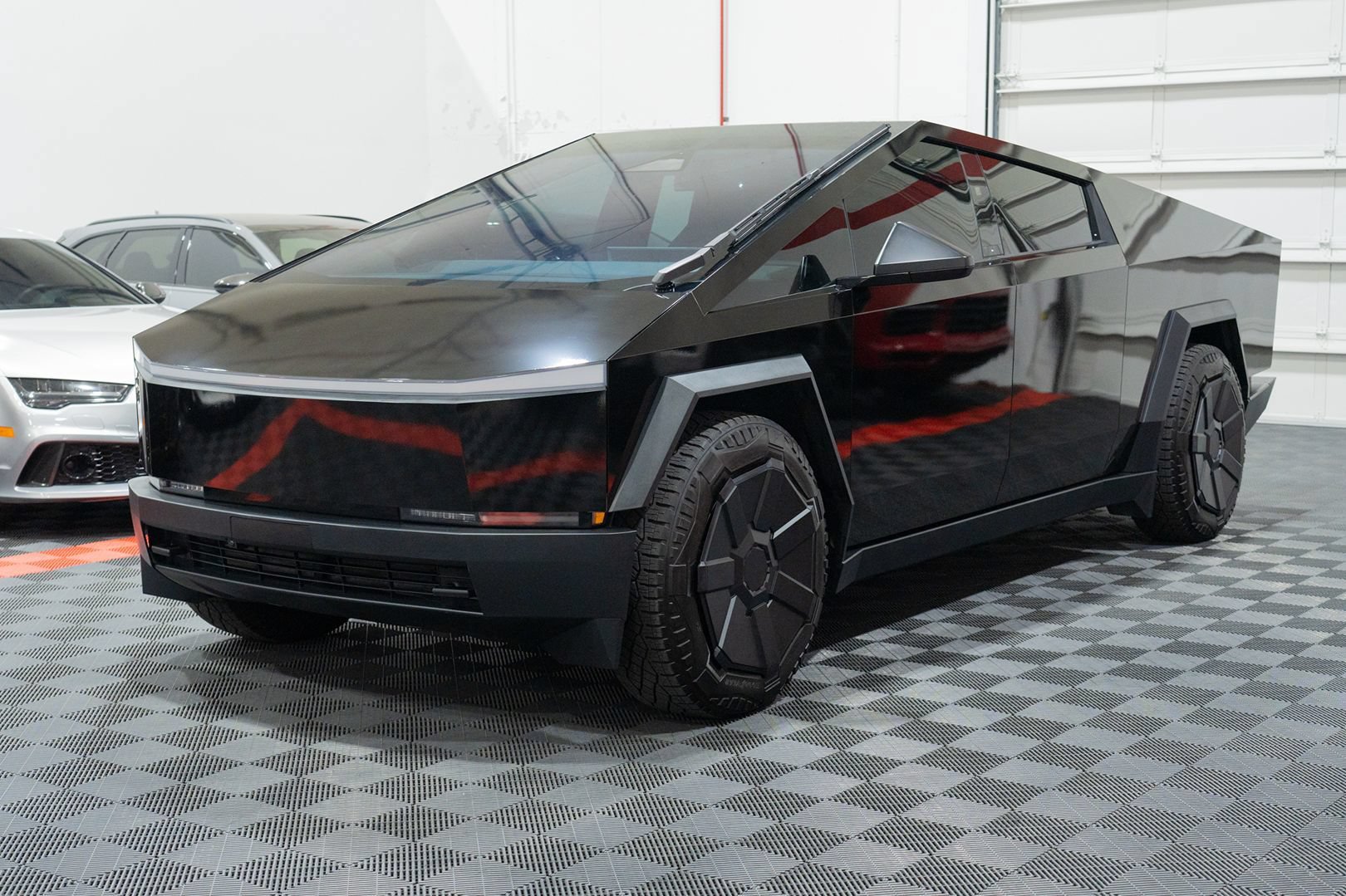 Used 2024 Tesla Cybertruck AWD Crew Cab image 3