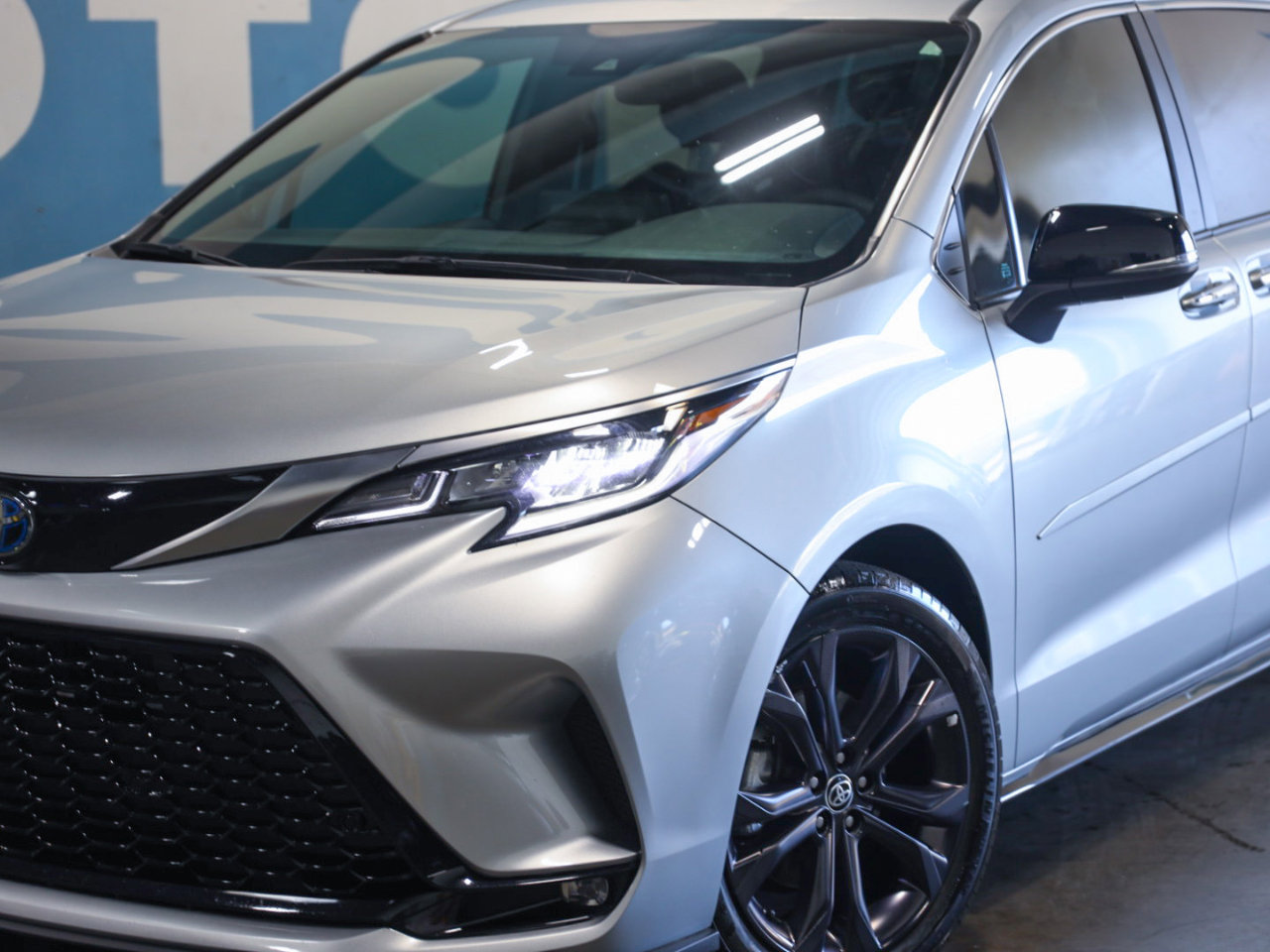 Used 2023 Toyota Sienna XSE image 29