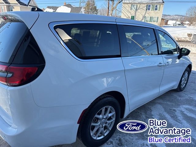 Used 2024 Chrysler Pacifica Touring-L image 6