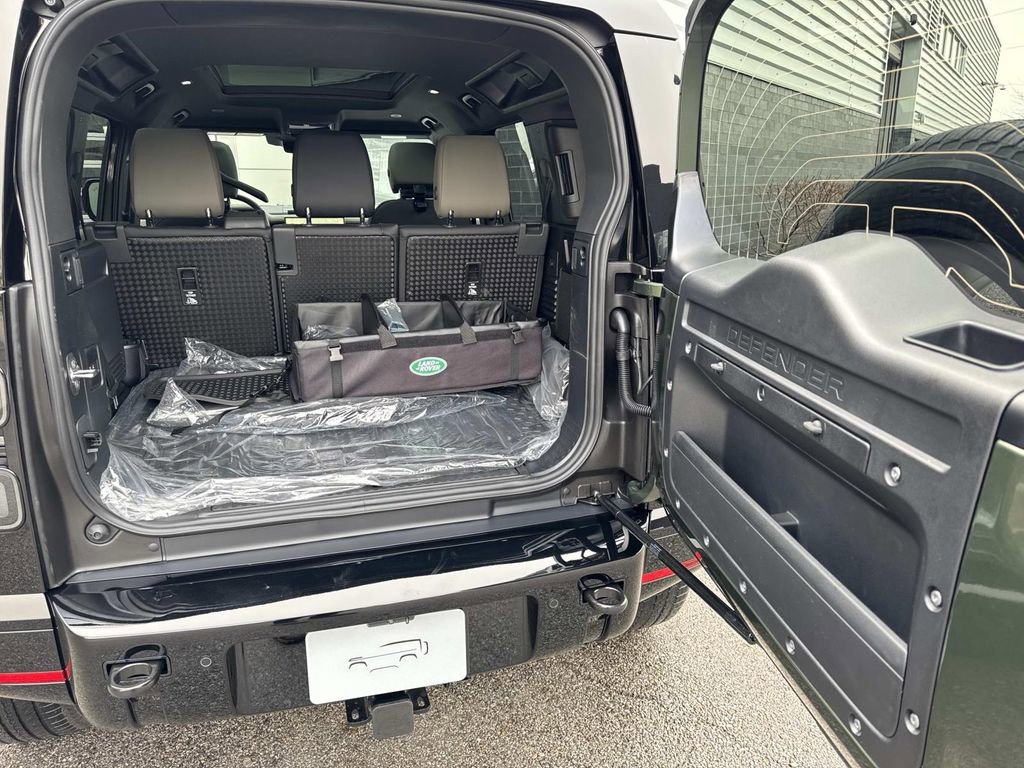New 2026 Land Rover Defender 110 X-Dynamic SE image 6