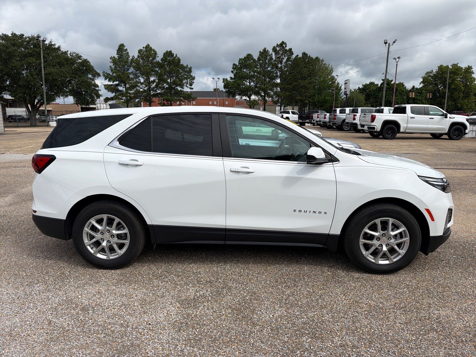 Used 2024 Chevrolet Equinox LT w/ LPO, Floor Liner Package FWD image 5