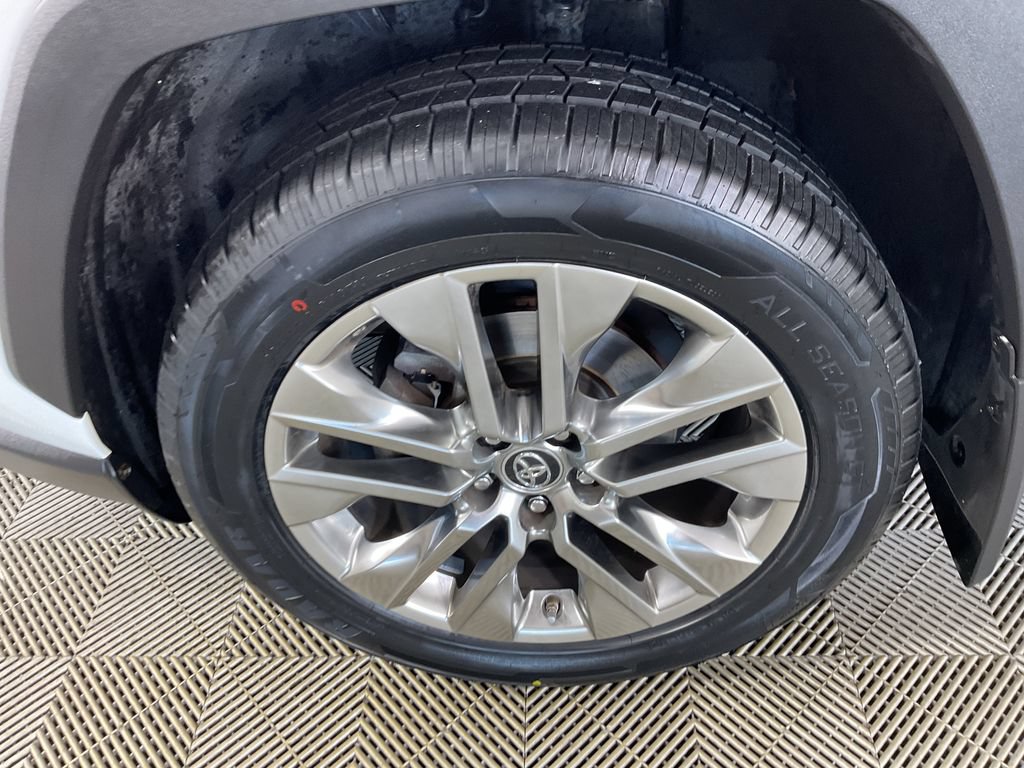 Used 2019 Toyota RAV4 XLE Premium w/ Cold Weather Package AWD/4WD image 5