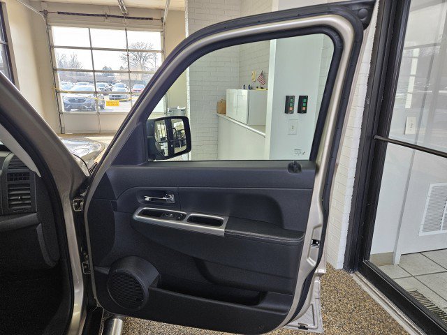 Used 2010 Jeep Liberty Limited w/ Tire & Wheel Group image 14