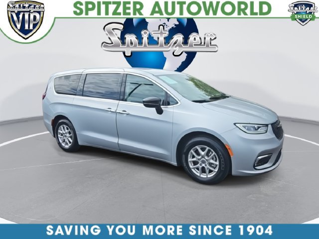Used 2024 Chrysler Pacifica Touring-L FWD image 3