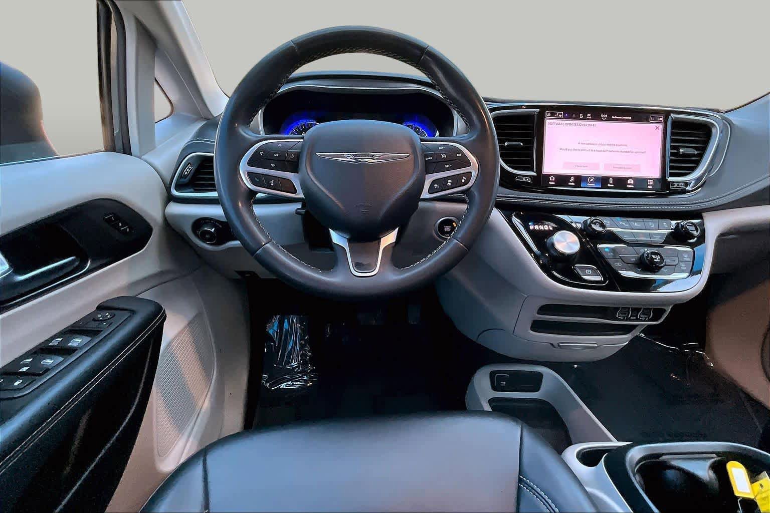 Used 2023 Chrysler Pacifica Touring-L AWD/4WD image 6