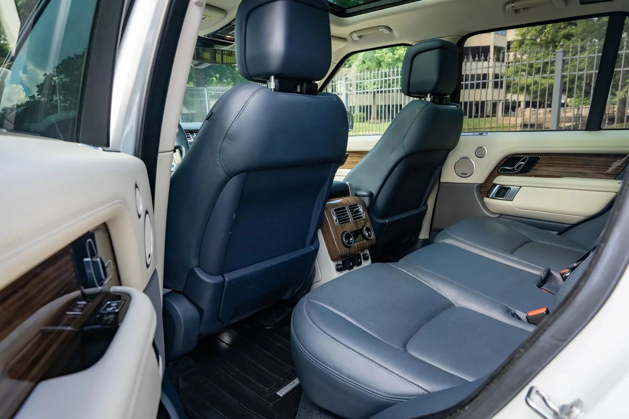 Used 2018 Land Rover Range Rover HSE AWD/4WD image 12