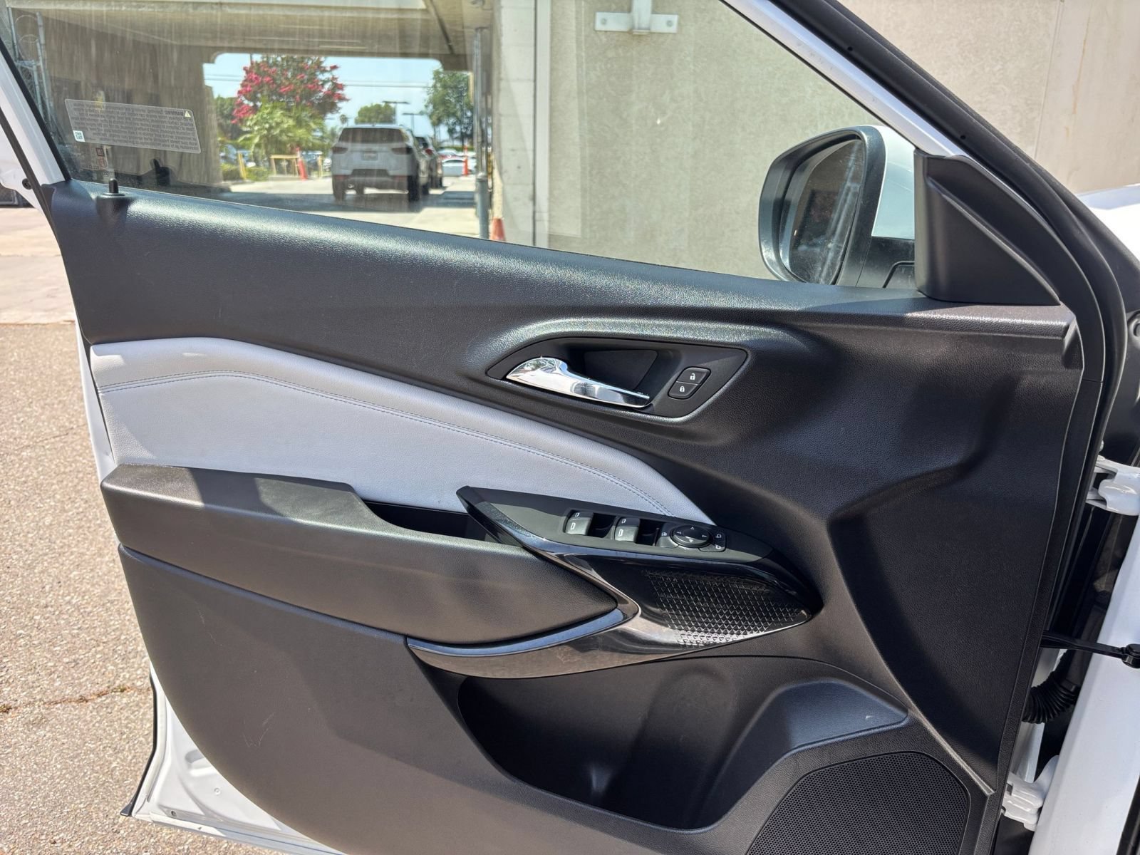 Used 2025 Chevrolet Trax LT w/ LT Convenience Package FWD image 18