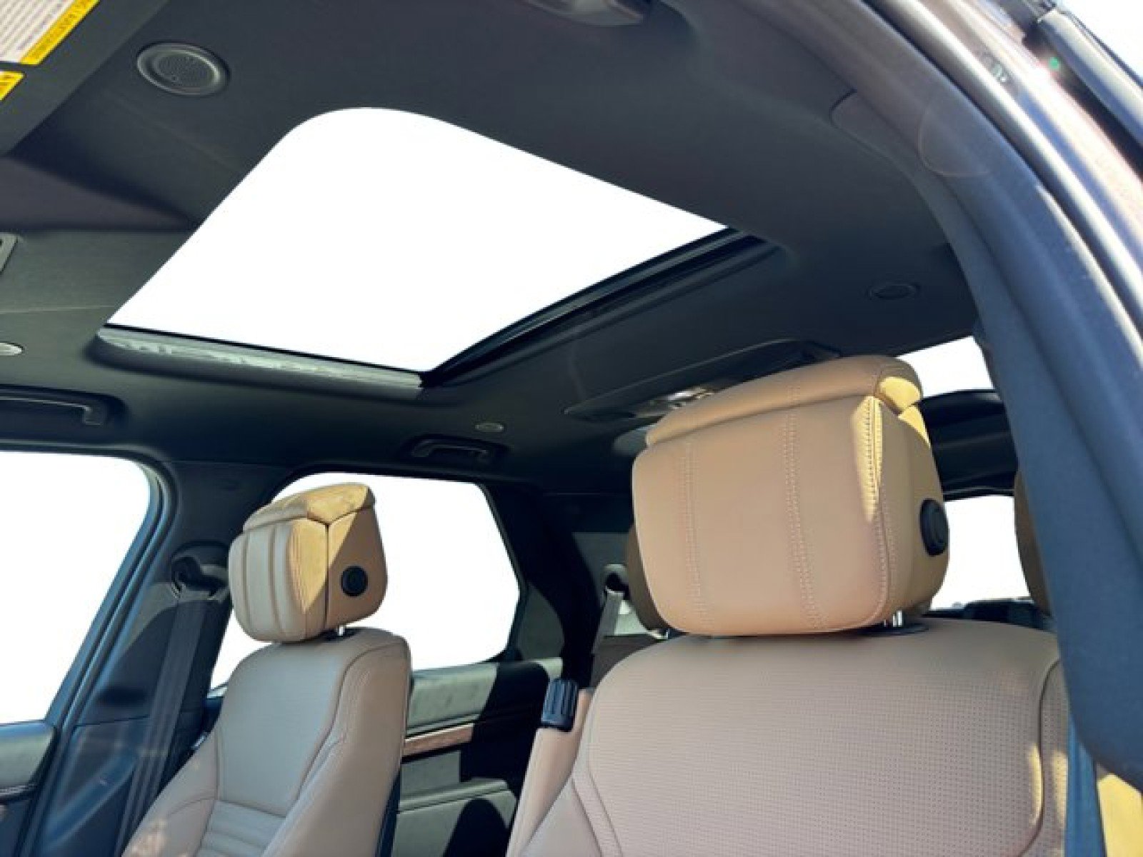 New 2025 Land Rover Discovery Dynamic SE image 12