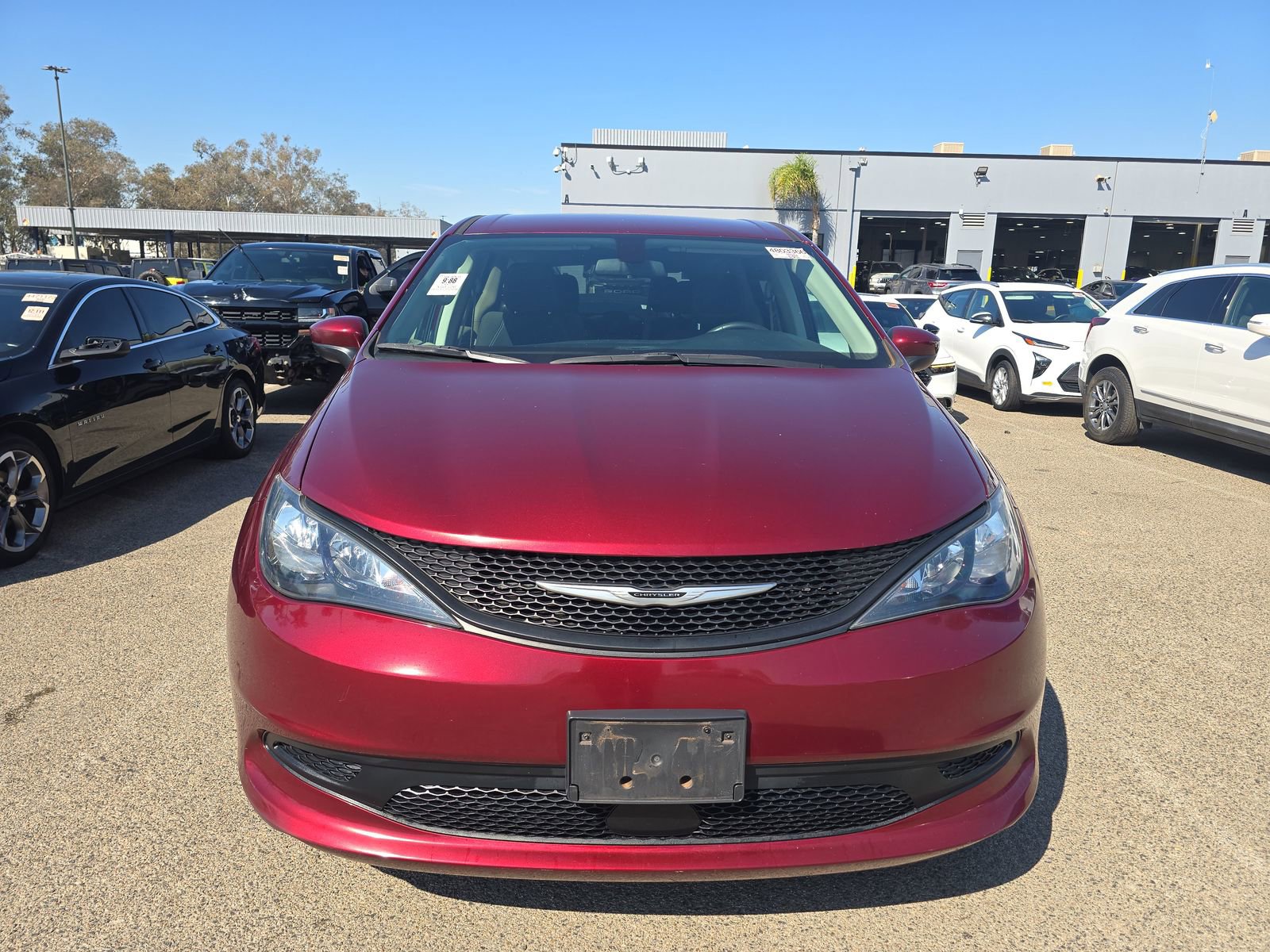 Used 2022 Chrysler Voyager LX image 2