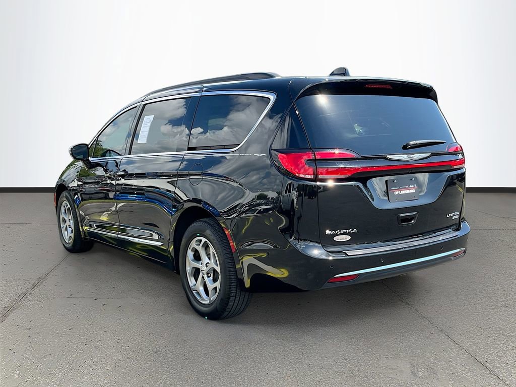 Used 2023 Chrysler Pacifica Limited w/ Uconnect Theater Family Group image 5
