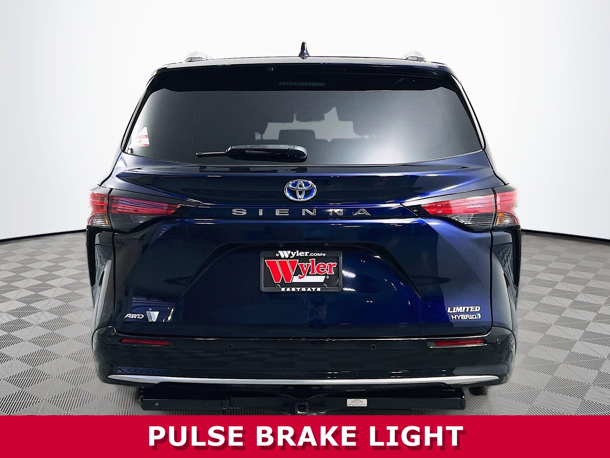 Used 2023 Toyota Sienna Limited image 32