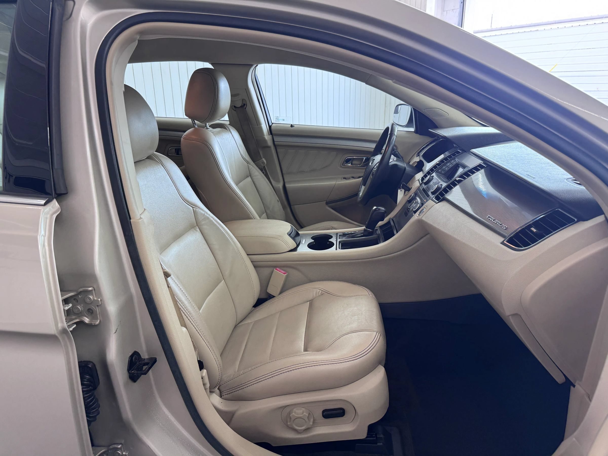 Used 2018 Ford Taurus SEL FWD image 10