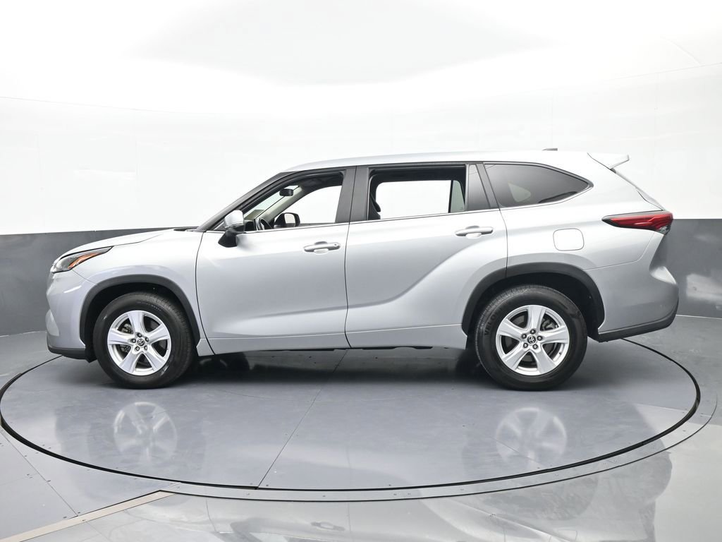Used 2023 Toyota Highlander LE image 3