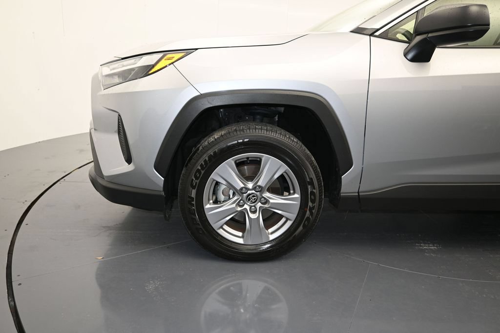 Used 2025 Toyota RAV4 LE AWD/4WD image 9