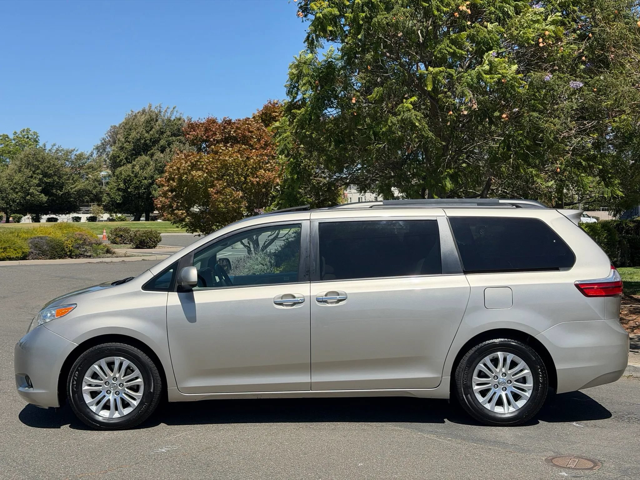 Used 2015 Toyota Sienna XLE Premium FWD image 11