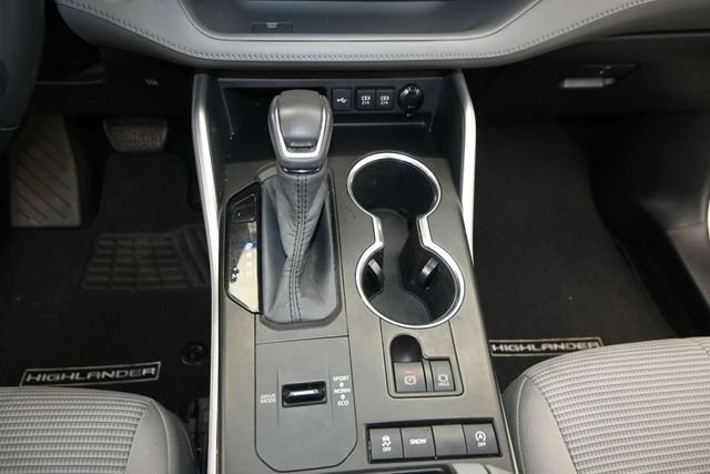 Used 2020 Toyota Highlander LE FWD image 9