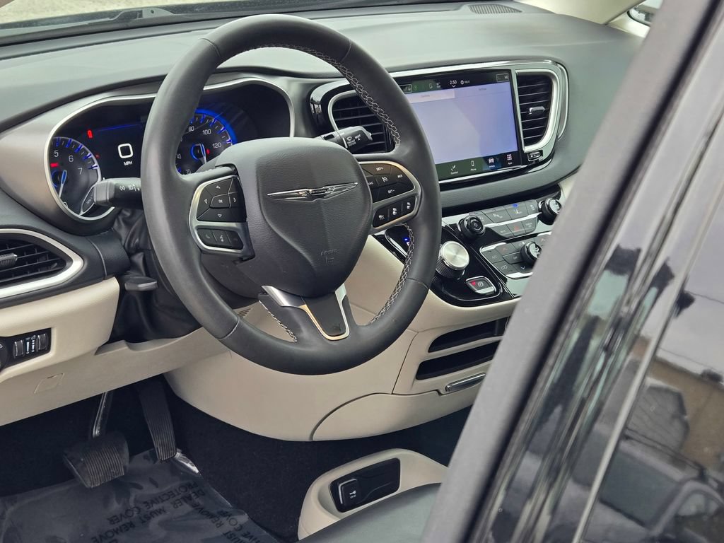 Used 2023 Chrysler Pacifica Touring-L FWD image 33
